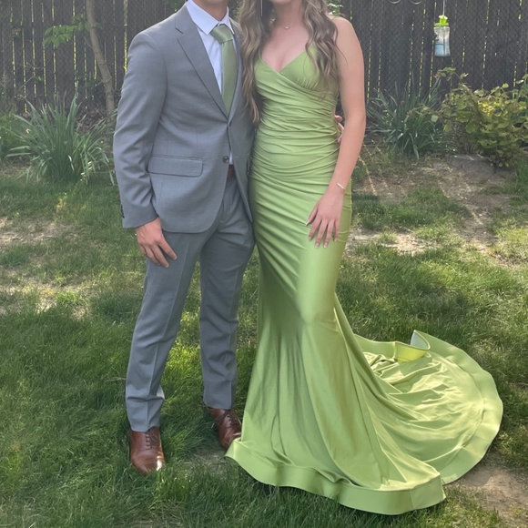 Atria kiwi Elegant Form Fitting Prom Dress